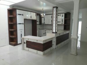 
بررسی فضای آشپزخانه و تناسب آن با طراحی کابینت نئوکلاسیک ترکیبی